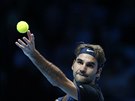Roger Federer servíruje v duelu Turnaje mistr proti Niikorimu