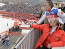 VYHRÁT A TEKA. Ruský ministr sportu Vitalij Mutko sleduje lyaské závody na...