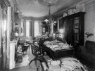 Copeova pracovna v dob jeho smrti (rok 1897). Vekerý nábytek byl zaplnn...