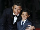 Cristiano Ronaldo a jeho syn Cristiano Ronaldo Jr. (Londýn, 9. listopadu 2015)