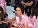 Modelka Adriana Lima v zákulisí pehlídky Victorias Secret (New York, 10....