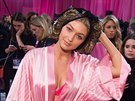 Modelka Gigi Hadidová v zákulisí pehlídky Victorias Secret (New York, 10....