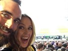 Joshua Sasse a Kylie Minogue na zápase ragby