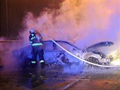 Hasiči likvidují požár tří automobilů, které někdo zřejmě úmyslně zapálil v...