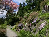 Podzámecké alpinum v Prhonickém parku.