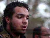 Ab Salman al-Farans na videu, kter organizace Islmsk stt poprv...