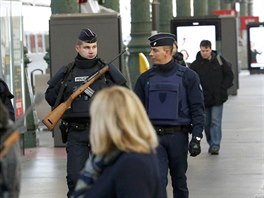 Policie chrn vlakovou stanici Gare du Nord v Pai (14. listopadu 2015).