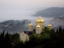 TAJEMNÝ KLÁTER. Mlha zahalila klenby klátera Gorny patící ruské pravoslavné...