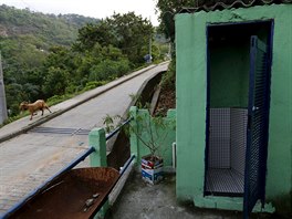 WC patící baru ve slumu Turany v Riu de Janeiro v Brazílii