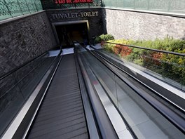 Na veřejné WC v Istanbulu nevedou schody, ale rovnou eskalátor.