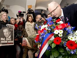 Premiér Sobotka poloil kytici u památníku na Národní tíd.
