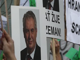 Zemanovi píznivci Zemana vítali transparenty, zelenými kartami i vlajkami se...