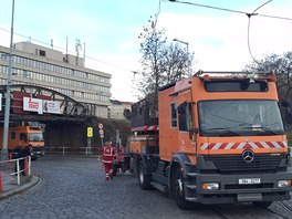 Kamion se v praskch Holeovicch neveel do podjezdu a strhl trolejov veden...