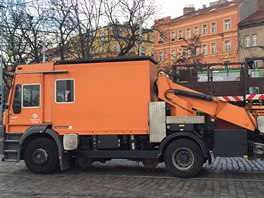 Kamion se v praskch Holeovicch neveel do podjezdu a strhl trolejov veden...