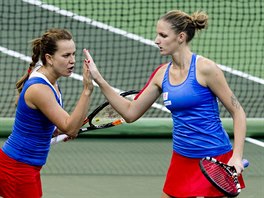 PLÁCÁK. Karolína Plíšková a Barbora Strýcová ve čtyřhře ve finále Fed Cupu.
