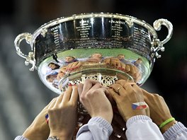 RUCE NA POHÁRU. eský tým s trofejí pro vítze Fed Cupu.