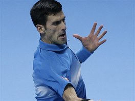 Srbsk tenista Novak Djokovi v duelu s Rogerem Federerem.