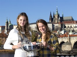 Karolína Plíková (vlevo) a Barbora Strýcová se chlubí Fed Cupem,...