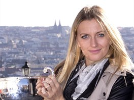 Petra Kvitová se chlubí trofejí pro vítzky Fed Cupu.