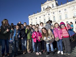 Barbora Strýcová se fotila na Praském hrad s trofejí pro vítzky Fed Cupu a...