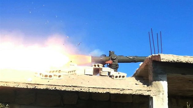 Syrt povstalci na vojenskm letiti nedaleko Aleppa (17. jna 2015)
