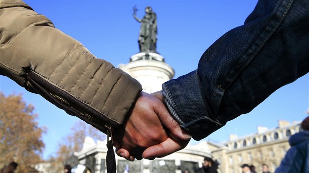 Obyvatelé Paříže na Náměstí Republiky truchlí za oběti pátečních teroristických útoků (15. listopadu 2015)