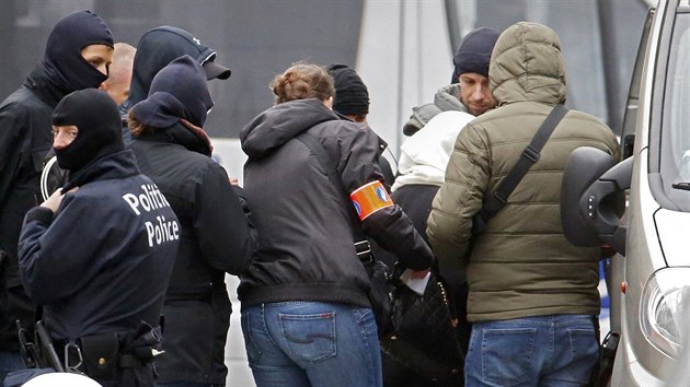 Ztah belgick policie v bruselsk tvrti Molenbeek (16. listopadu 2015)