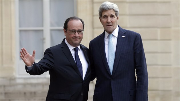 Francouzsk prezident Francois Hollande se v Pai setkal s fem americk diplomacie Johnem Kerrym (17. listopadu 2015)