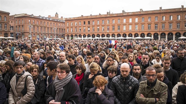 Obyvatel Toulouse dr minutu ticha za obti teroru v Pai (16. listopadu 2015)