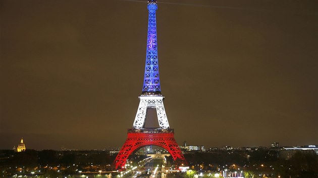 V Pai se po tech dnech opt rozsvtila Eiffelova v. (16. listopadu 2015)