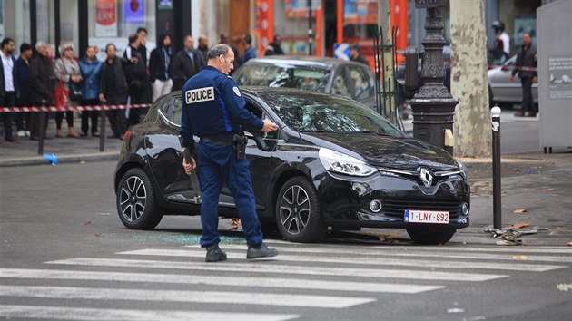 Francouzsk policie nalezla na nmst Alberta Kahna v paskm 18. okrsku ern Renault Clio, kter mohl bt pouit pi pprav ptench tok. (17. listopadu 2015)