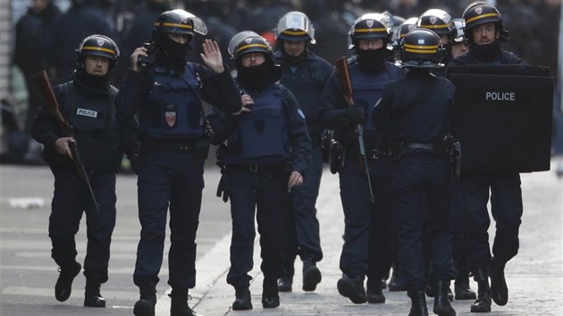 Policejní zátah v pařížské čtvrti Saint-Denis (18. listopadu 2015)