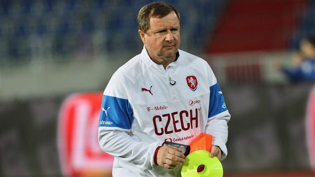 Pavel Vrba vede trénink eské fotbalové reprezentace.