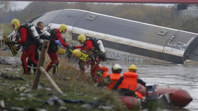 Zchrani prohledvaj trosky testovacho rychlovlaku TGV, kter vykolejil nedaleko trasburku (14. listopadu 2015).