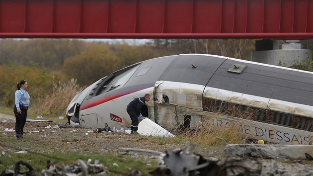 Zchrani prohledvaj trosky testovacho rychlovlaku TGV, kter vykolejil nedaleko trasburku (14. listopadu 2015).