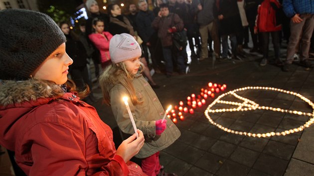 Pieta za Pa. V Brn se lid seli u divadel i na Moravskm nmst (14. listopadu 2015).