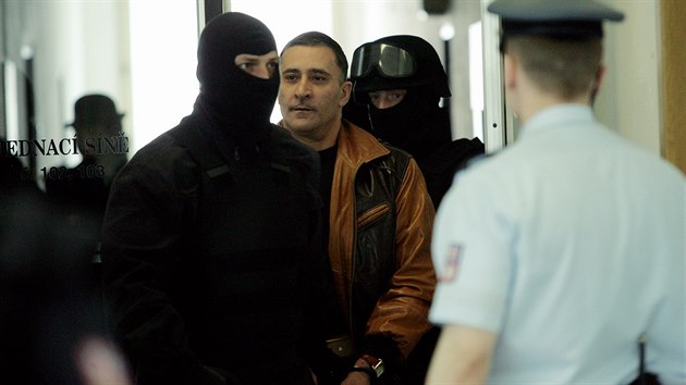 Luigi Putrone u Krajsk�ho soudu v �st� nad Labem