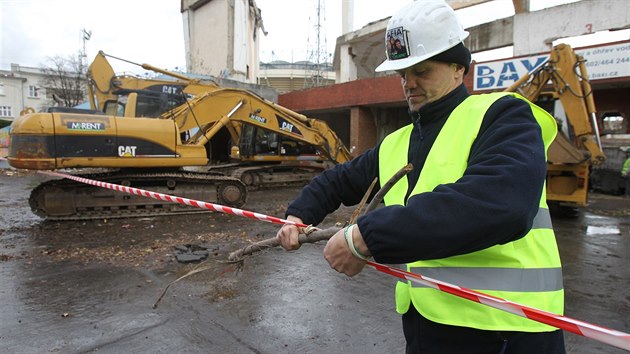 Demolice ruiny zimnho stadionu, kter hyzdila Teplice nkolik let, zaala 19. listopadu 2015.