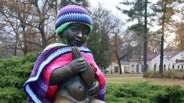 Kristýna Antošová oblékla sochu Františka na zimu do háčkovaného ponča, čepice a botiček ve františkolázeňských městských barvách.