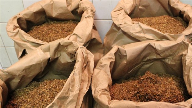 Karlovar�t� celn�ci objevili p�i prohl�dk�ch v Karlov�ch Varech a Nejdku nezna�en� cigarety a tab�k.