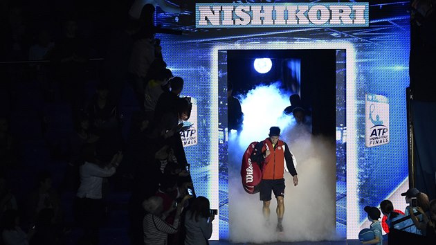 PCHOD. Japonsk tenista Kei Niikori vstupuje na kurt ped zpasem na Turnaji mistr s Berdychem.