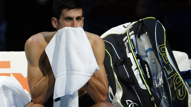 Srbsk tenista Novak Djokovi sed na lavice bhem utkn s Berdychem na Turnaji mistr.