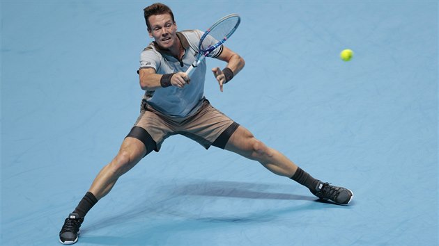 esk tenista Tom Berdych hraje na Turnaji mistr s Djokoviem.