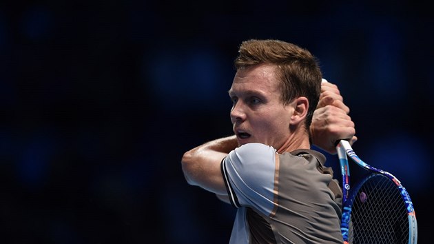 esk tenista Tom Berdych hraje na Turnaji mistr s Djokoviem.