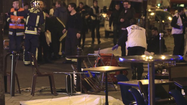 Při střelbě a explozích na několika místech Paříže zahynulo několik desítek lidí. Francouzský prezident Francois Hollande byl evakuován ze stadionu, kde domácí hráli fotbalový zápas s Německem.
