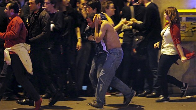 Zraněný muž opouští koncertní síň Bataclan v centru Paříže, poblíž které se ozvala střelba. (13. listopadu 2015)