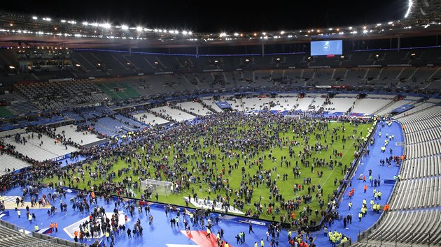 Ze Stade de France byl nejdve evakuovn ptomn prezident Franois Hollande. Divci se poslze shromdili na trvnku. (13. listopadu 2015)