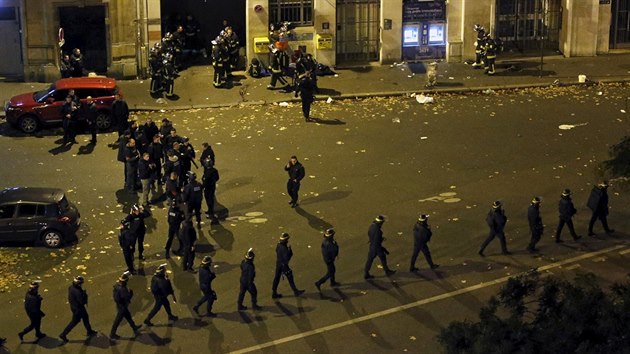 V Paříži v pátek pozdě večer útočili teroristé. Zásahová jednotka do klubu Bataclan, kde atentátníci zabili desítky lidí, vnikla krátce po půlnoci (13. listopadu 2015).