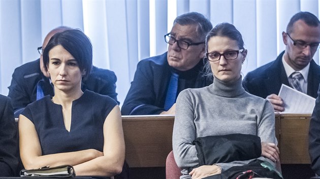 Karolína Babáková a Jana Šádková u pražského městského soudu.