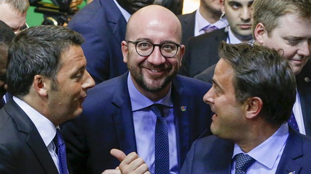 Italsk premir Renzi v rozhovoru s belgickm protjkem Charlesem Michelem (uprosted) a lucemburskm premirem Xavierem Bettelem (11. listopadu 2015)